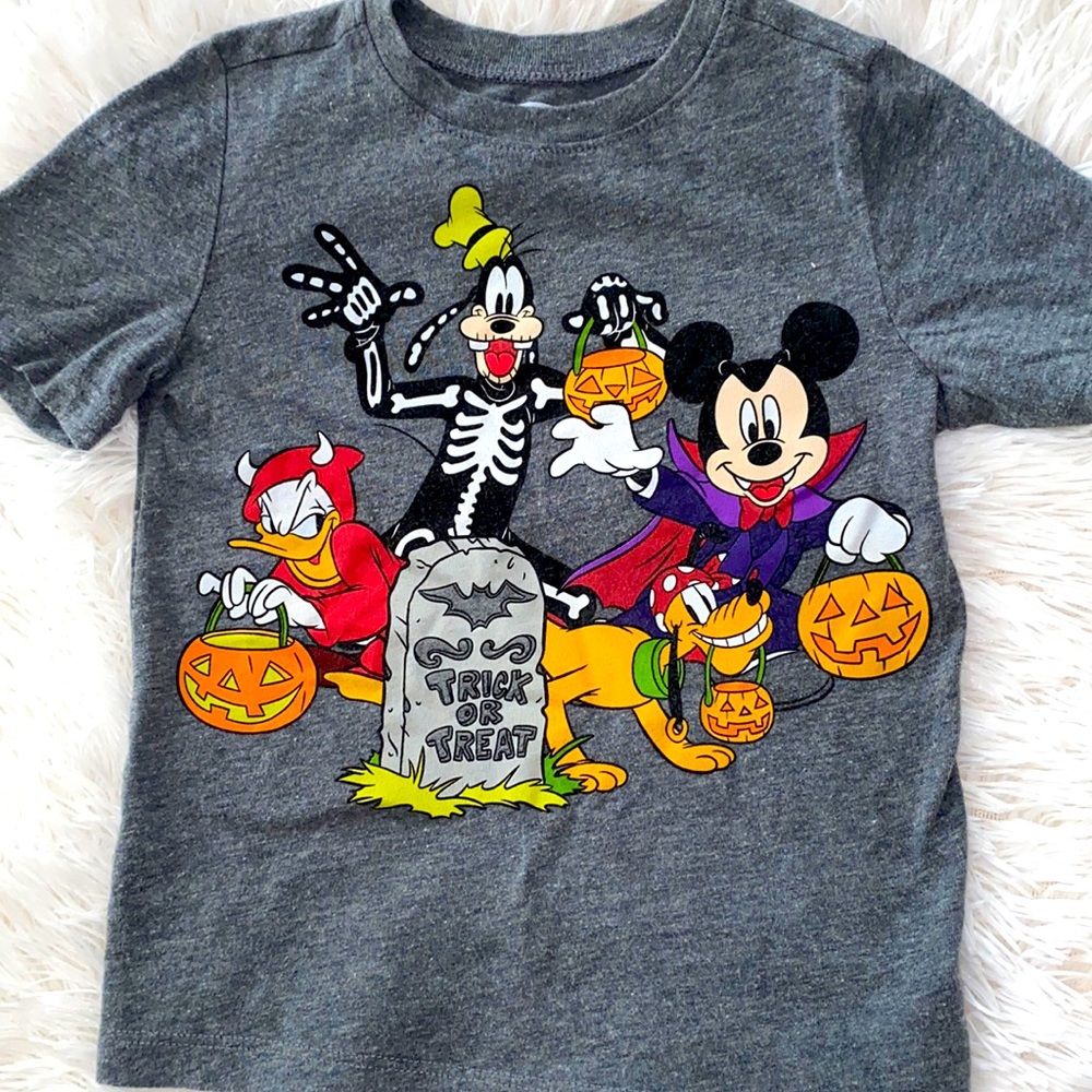 SUPER CUTE DISNEY HALLOWEEN GRAPHIC TEE!